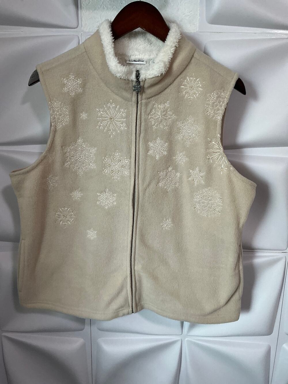 NWT Croft & Barrow Beige Snowflake Embroidered Fleece Lined Vest Women's Size LP